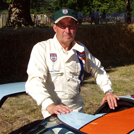 Jackie Oliver er stadig en aktiv herre – nu indenfor historisk motorsport, hvor den tidligere Le Mans-vinder starter i en Ford Escort i Classic Race Aarhus.